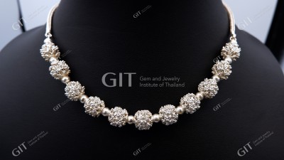 สร้อยคอปะหล่ำสน