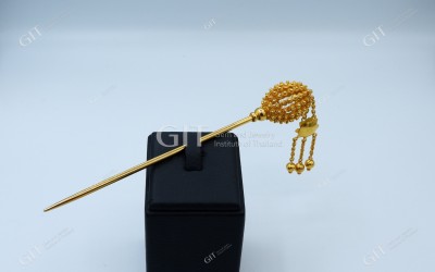 ปิ่นลูกสนติดดอกพิกุล