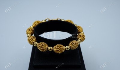 สร้อยข้อมือลูกสน