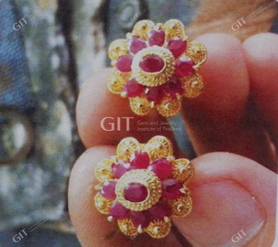 ต่างหูดอกพิกุลประดับทับทิม